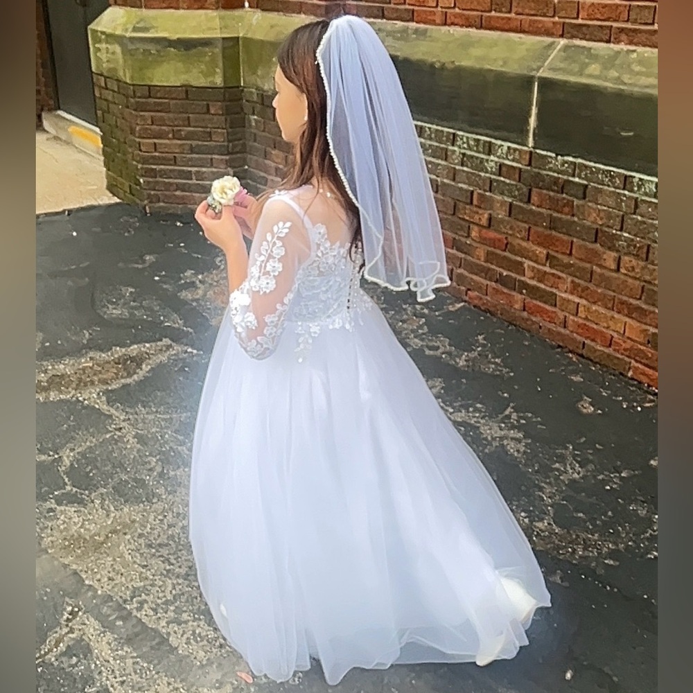 White Lace Girls First Communion Flower Girl Dress. - Picture 12 of 16